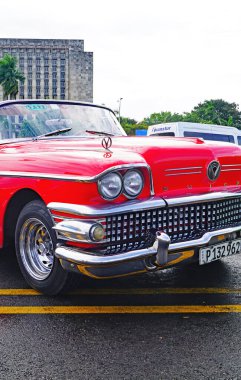 Küba Cumhuriyeti 'nde klasik arabalar.