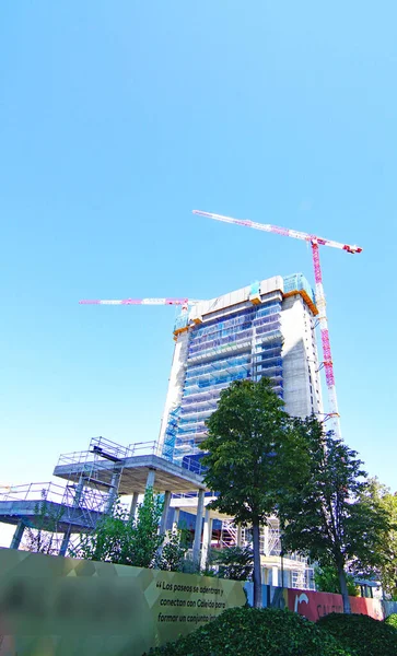 Byggande Byggnad Intill Fyra Tornen Madrid Spanien Och Europa — Stockfoto