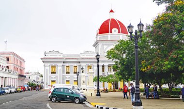 Cienfuegos 'un panoramik görünümü, 12: 45; 19 Ağustos 2019; Küba Cumhuriyeti