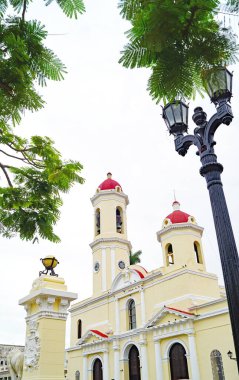 Cienfuegos 'un panoramik görünümü, 12: 45; 19 Ağustos 2019; Küba Cumhuriyeti