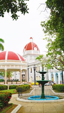 Cienfuegos 'un panoramik görünümü, 12: 45; 19 Ağustos 2019; Küba Cumhuriyeti