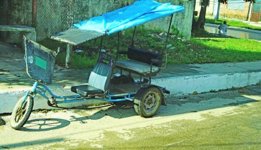 Küba Cumhuriyeti 'nde ulaşım için üç tekerlekli bisiklet