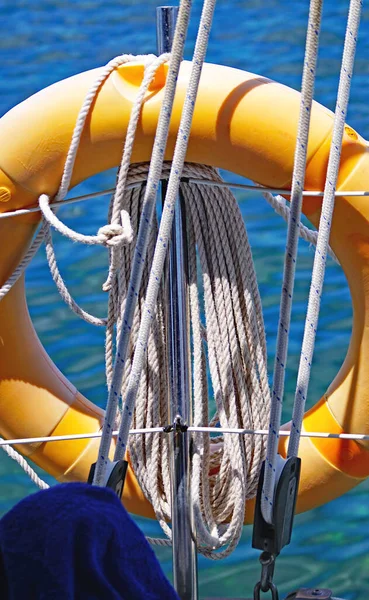クルーズ船にロープ付きの救命ボート — ストック写真