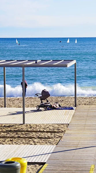 Пляж Nova Icaria Барселоне Каталония Испания Европа — стоковое фото