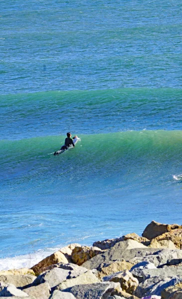 Surfing Στην Παραλία Του Sant Adria Del Besos Βαρκελώνη Καταλονία — Φωτογραφία Αρχείου