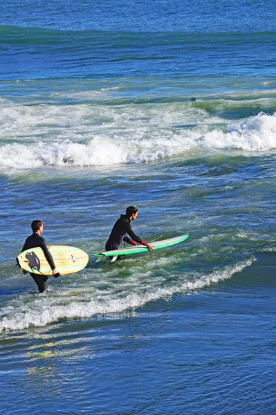 Surfing Στην Παραλία Του Sant Adria Del Besos Βαρκελώνη Καταλονία — Φωτογραφία Αρχείου