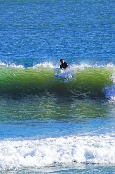 Surfing Στην Παραλία Του Sant Adria Del Besos Βαρκελώνη Καταλονία — Φωτογραφία Αρχείου