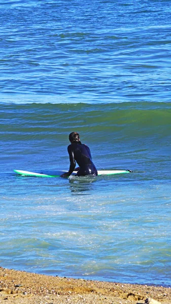 Surfing Στην Παραλία Του Sant Adria Del Besos Βαρκελώνη Καταλονία — Φωτογραφία Αρχείου