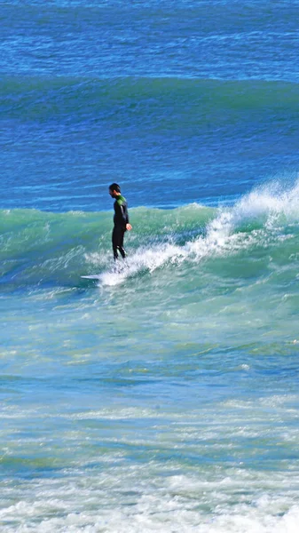 Surfing Στην Παραλία Του Sant Adria Del Besos Βαρκελώνη Καταλονία — Φωτογραφία Αρχείου