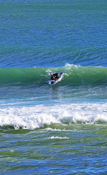 Surfing Στην Παραλία Του Sant Adria Del Besos Βαρκελώνη Καταλονία — Φωτογραφία Αρχείου