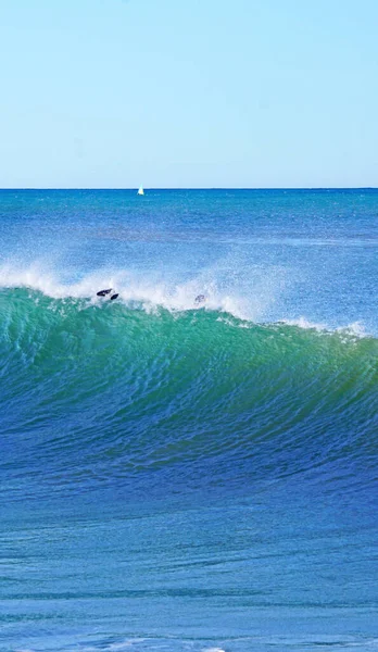 Surfing Στην Παραλία Του Sant Adria Del Besos Βαρκελώνη Καταλονία — Φωτογραφία Αρχείου