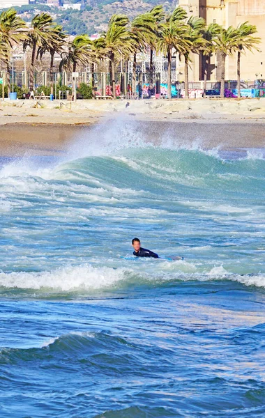 Surfing Στην Παραλία Του Sant Adria Del Besos Βαρκελώνη Καταλονία — Φωτογραφία Αρχείου