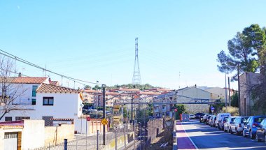 Tren istasyonu ve yaya köprüsü Piera, Barselona, Anoia, Catalunya, İspanya, Avrupa 'daki tren rayları üzerinde.