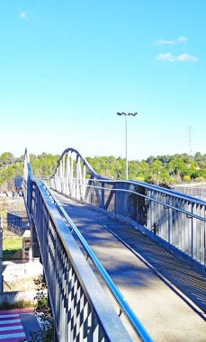 Tren istasyonu ve yaya köprüsü Piera, Barselona, Anoia, Catalunya, İspanya, Avrupa 'daki tren rayları üzerinde.