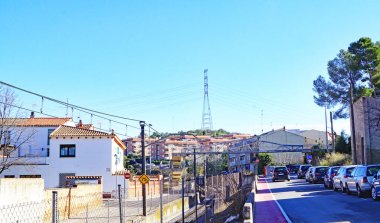 Tren istasyonu ve yaya köprüsü Piera, Barselona, Anoia, Catalunya, İspanya, Avrupa 'daki tren rayları üzerinde.