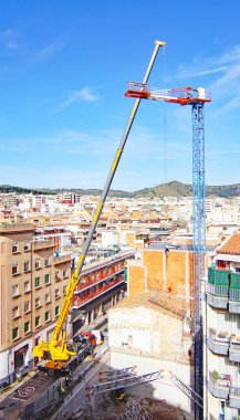   Barcelona, Katalunya, İspanya ve Avrupa 'da bir apartman bloğunun gerçekleştirilmesi için bir vinç yapımı                             