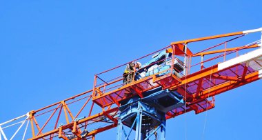   Barcelona, Katalunya, İspanya ve Avrupa 'da bir apartman bloğunun gerçekleştirilmesi için bir vinç yapımı                             