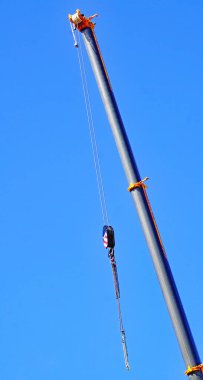   Barcelona, Katalunya, İspanya ve Avrupa 'da bir apartman bloğunun gerçekleştirilmesi için bir vinç yapımı                             