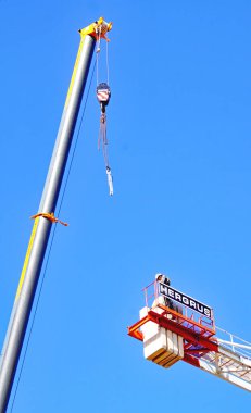   Barcelona, Katalunya, İspanya ve Avrupa 'da bir apartman bloğunun gerçekleştirilmesi için bir vinç yapımı                             