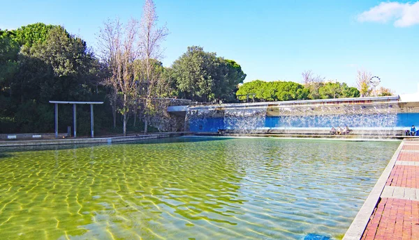 西班牙巴塞罗那萨巴德尔 西班牙加泰罗尼亚 欧洲加泰罗尼亚的加泰罗尼亚公园 城市园林和现代建筑 — 图库照片