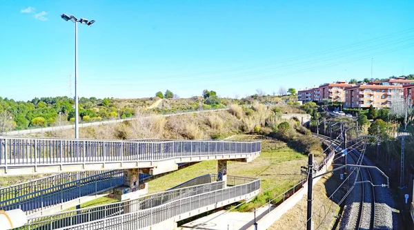 Piera バルセロナ アノア カタルーニャ スペイン ヨーロッパの鉄道線路上の鉄道駅と歩道橋 — ストック写真