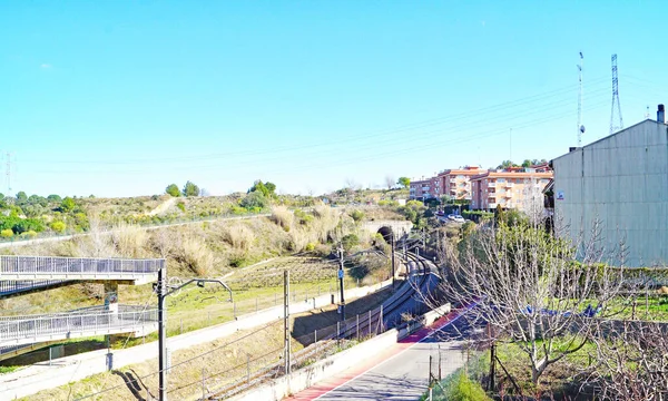 Piera バルセロナ アノア カタルーニャ スペイン ヨーロッパの鉄道線路上の鉄道駅と歩道橋 — ストック写真