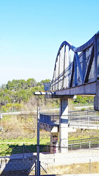 Piera バルセロナ アノア カタルーニャ スペイン ヨーロッパの鉄道線路上の鉄道駅と歩道橋 — ストック写真