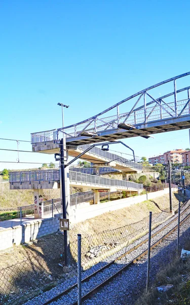 Bahnhof Und Fußgängerbrücke Über Die Bahngleise Piera Barcelona Anoia Catalunya — Stockfoto