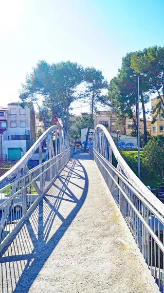 Piera バルセロナ アノア カタルーニャ スペイン ヨーロッパの鉄道線路上の鉄道駅と歩道橋 — ストック写真