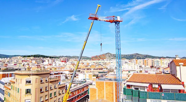 バルセロナ カタルーニャ スペイン ヨーロッパのフラットブロックの実現のためのクレーンの建設 — ストック写真