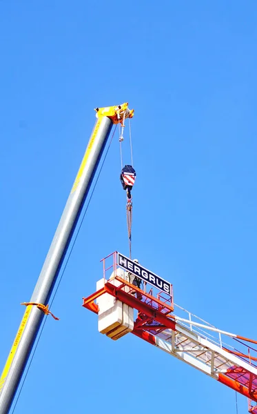 Construcción Una Grúa Para Realización Bloque Pisos Barcelona Cataluña España — Foto de Stock