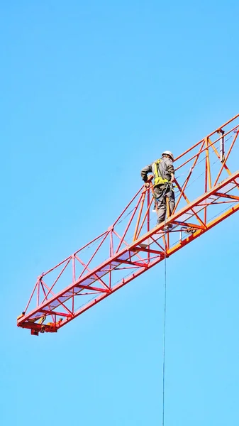 Construcción Una Grúa Para Realización Bloque Pisos Barcelona Cataluña España —  Fotos de Stock