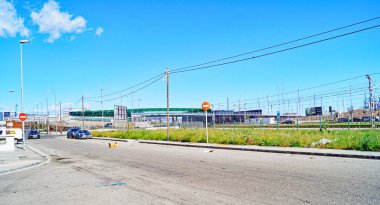 Badalona, Barselona, Catalunya, İspanya, Avrupa 'daki karayolu köprüsü ve tren yolu