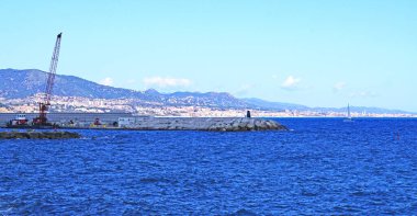 Badalona, Barselona, Catalunya, İspanya ve Avrupa 'da dalgakıran inşaatı yapılıyor.