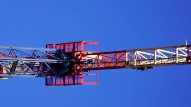 Barcelona, Katalunya, İspanya ve Avrupa 'da bir apartman bloğunun gerçekleştirilmesi için bir vinç yapımı