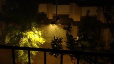 Barcelona, Katalunya, İspanya ve Avrupa 'da yağmurlu bir gece,