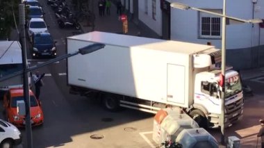 Kamyon Barselona, Katalunya, İspanya, Avrupa 'da bir caddede manevra yapıyor
