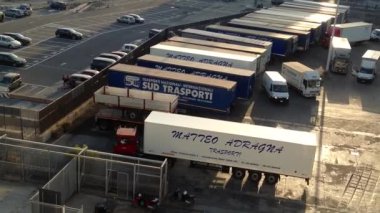 Trayler, Napoli, İtalya ve Avrupa limanındaki bir yük gemisine giriyor.