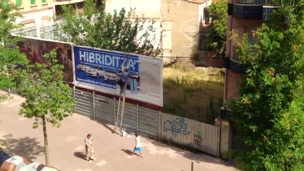 Mann Platziert Werbeplakat Auf Einer Werbetafel Barcelona Katalonien Spanien Europa — Stockvideo