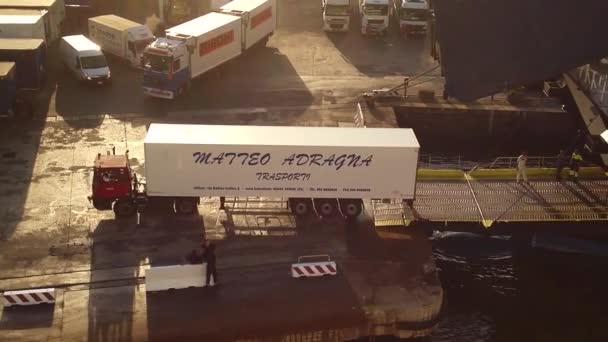 Trayler Napoli Talya Avrupa Limanındaki Bir Yük Gemisine Giriyor — Stok video