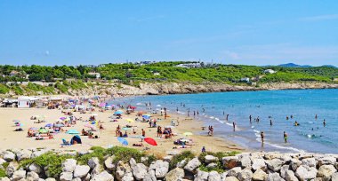 Vista del puerto y playa con faro al fondo de Villanueva y La Geltru, (Vilanova i la Geltru), Barcelona, Catalunya, Espaa, Europa