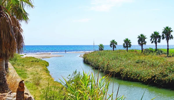 西班牙加泰罗尼亚实景高尔夫球场和海滩全景 — 图库照片