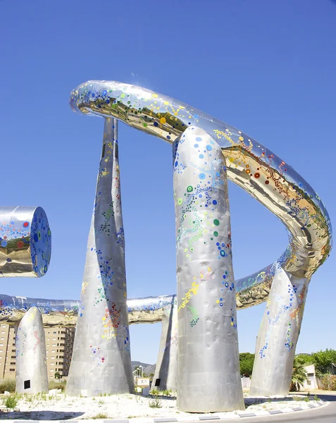 Sculpture sur un rond-point à Oropesa — Photo