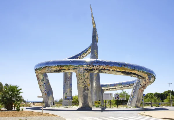 Sculpture on a roundabout in Oropesa — Stock Photo, Image