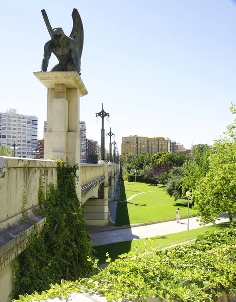 Valencia'da bir köprü heykel — Stok fotoğraf