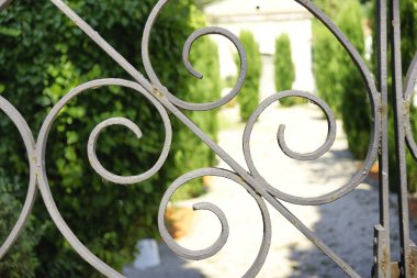 Mezarlık kapı Besalu