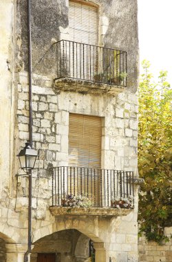 Eski bir binanın cephesi