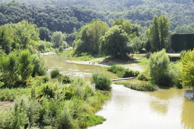 Fluvia Nehri üzerinde besalu arasından