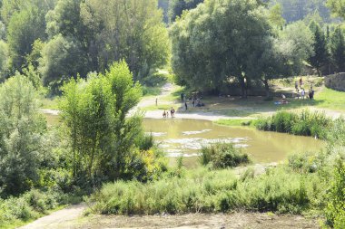 Fluvia Nehri üzerinde besalu arasından