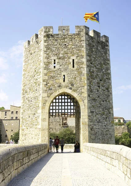 Hrad a vesnice Besalu — Stock fotografie